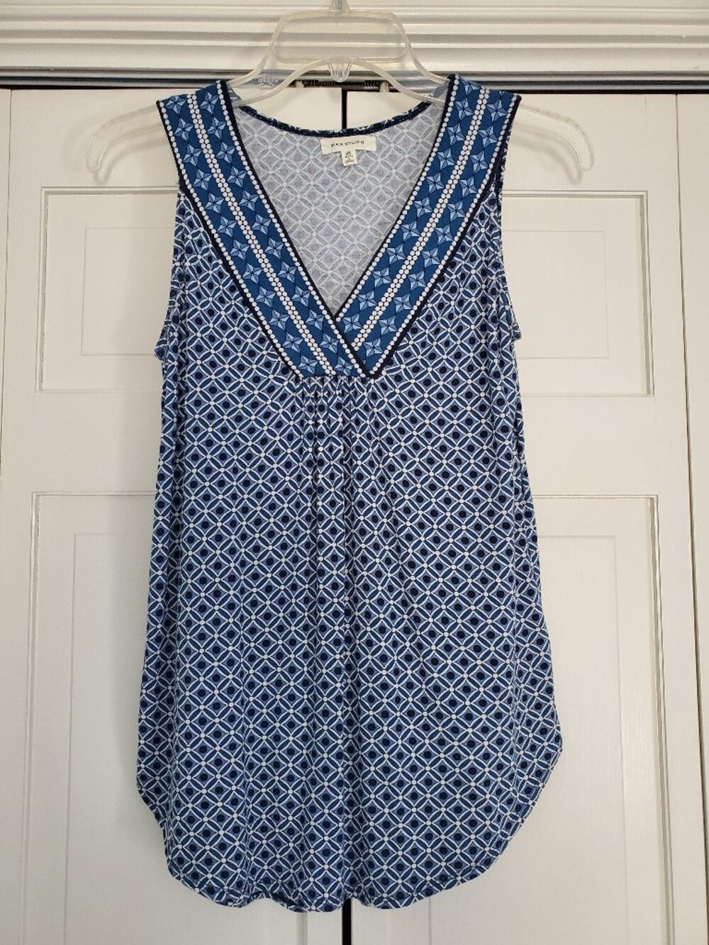 Max Studio Blue & White Geometric Sleeveless V-Neck Tank Top